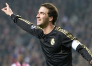 开云下载-鹈鹕展翅险胜快船，恩比德率队强势取胜—双线战报