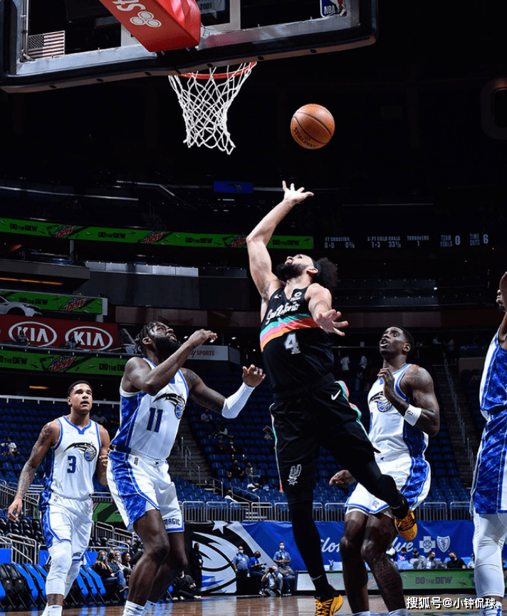 马刺鏖战魔术,萨姆·米切尔三分雨点燃全场 马刺鏖战魔术,萨姆·米切尔三分雨点燃全场