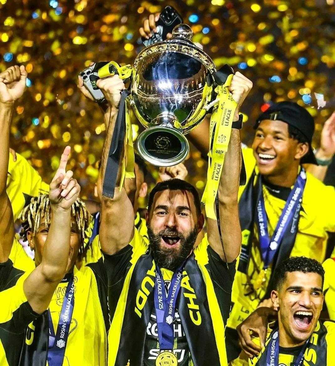 乌拉圭横扫哥伦比亚，本泽马关键制胜的简单介绍