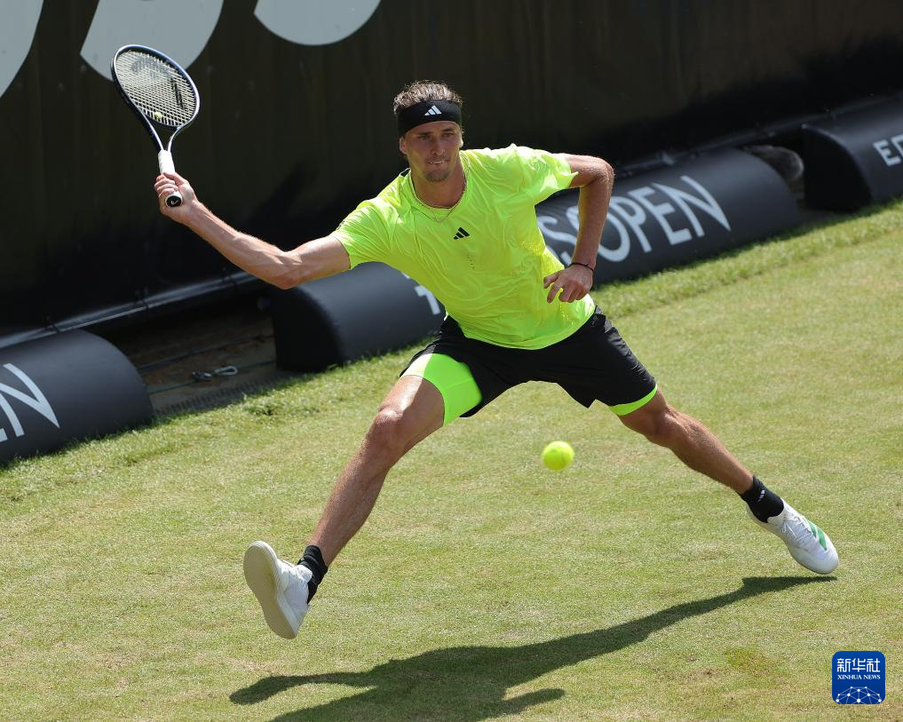 意大利网球队鏖战日本网球队,兹维列夫高光表现的简单介绍 意大利网球队鏖战日本网球队,兹维列夫高光表现的简单介绍