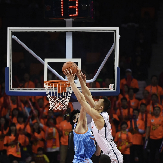 全明星之争:易建联与亚当斯的对决成焦点 全明星之争:易建联与亚当斯的对决成焦点