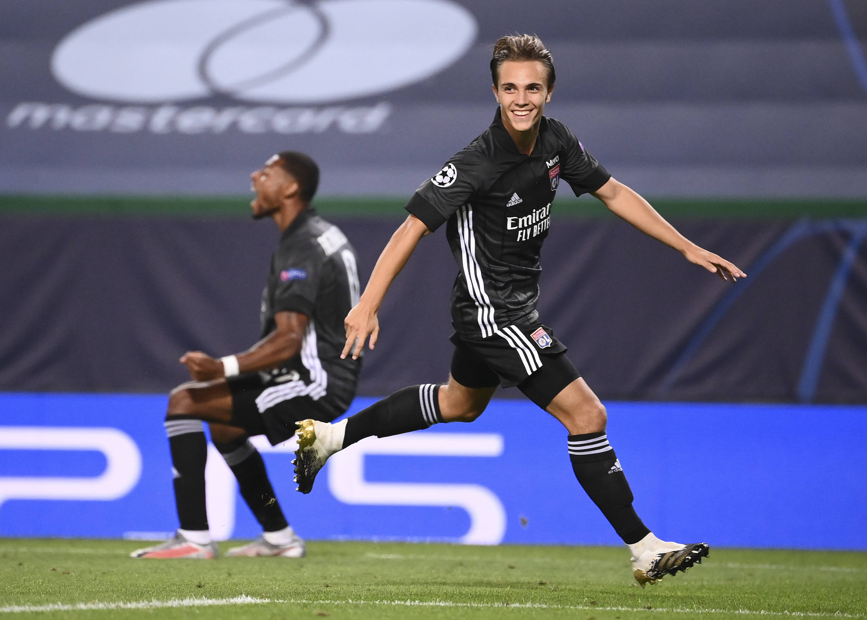 摩纳哥球员接受训练备战欧冠比赛的简单介绍 摩纳哥球员接受训练备战欧冠比赛的简单介绍