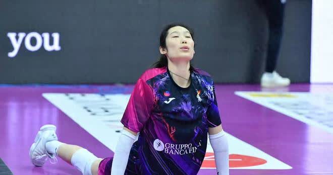 关于情绪高涨:排球选手在场上奋勇争先的信息 关于情绪高涨:排球选手在场上奋勇争先的信息