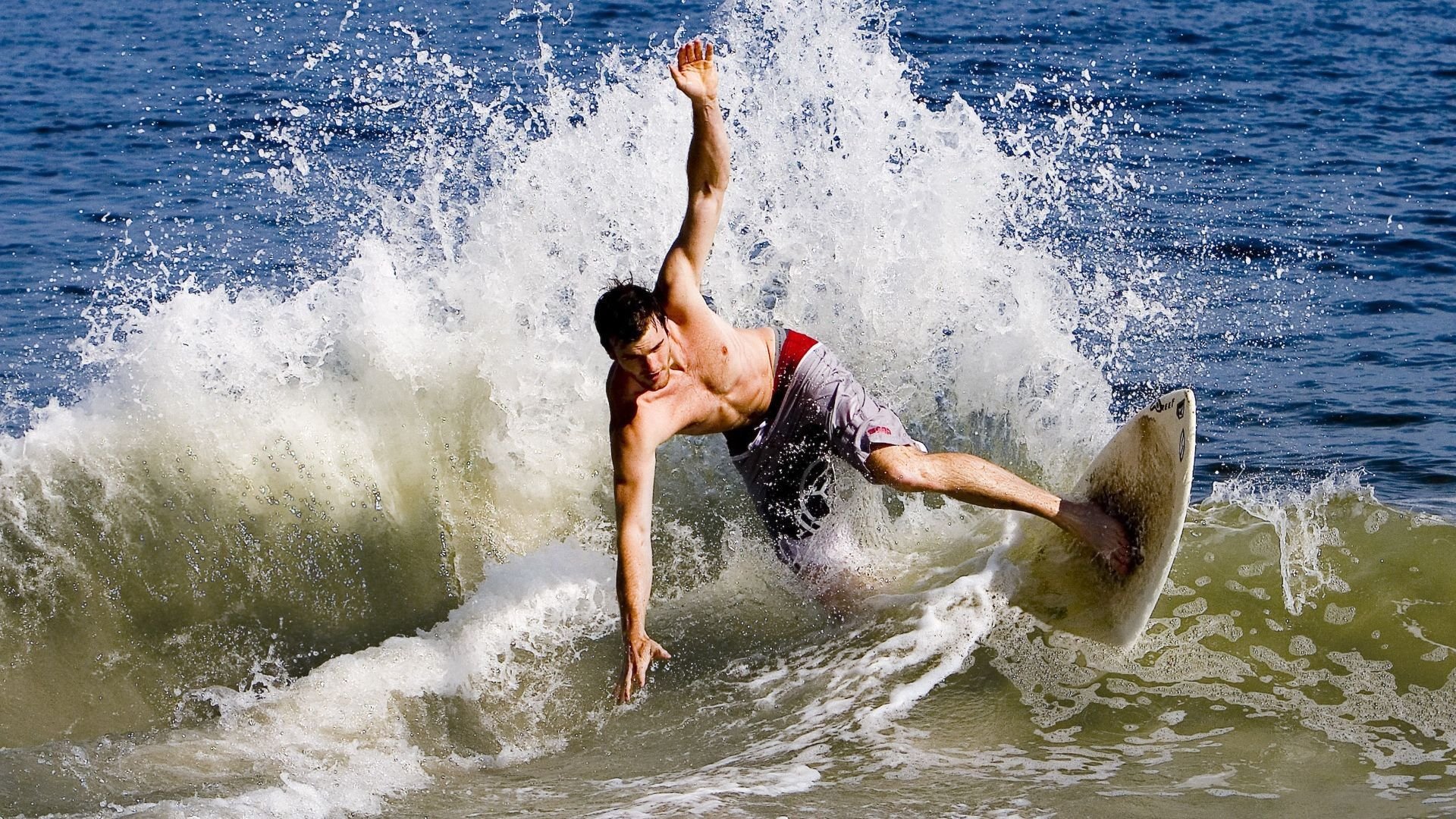 黄鸭组合点燃赛场，韩国队险胜印尼队背后的羽球精神